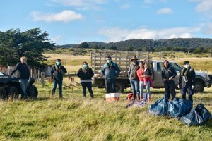 Personal Naval junto a la municipalidad de Timaukel prestaron apoyo a comunidades aisladas en Tierra del Fuego Personal Naval junto a la municipalidad de Timaukel prestaron apoyo a comunidades aisladas en Tierra del Fuego