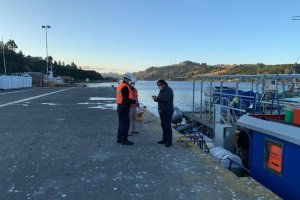 Armada detectó barcaza que pretendía salir sin autorización del cordón sanitario de Chiloé Armada detectó barcaza que pretendía salir sin autorización del cordón sanitario de Chiloé