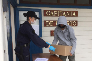 En Chiloé Armada apoyó entrega de cajas de alimentos de la Junta Nacional de Auxilio Escolar y Becas En Chiloé Armada apoyó entrega de cajas de alimentos de la Junta Nacional de Auxilio Escolar y Becas