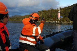 Lancha de Servicio General "Punta Arenas" concluyó comisión de mantenimiento de señalización marítima Lancha de Servicio General "Punta Arenas" concluyó comisión de mantenimiento de señalización marítima