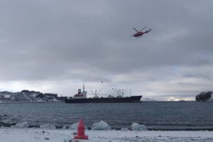 Continúan labores para desvarar buque en la Antártica Chilena Continúan labores para desvarar buque en la Antártica Chilena