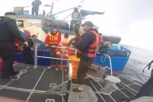 Armada apoya rescate de tripulación tras hundimiento de lancha al sur de la bahía de Corral Armada apoya rescate de tripulación tras hundimiento de lancha al sur de la bahía de Corral