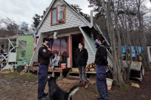 Marinos evitaron propagación de incendio en vivienda en Puerto Williams Marinos evitaron propagación de incendio en vivienda en Puerto Williams