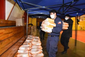 Continúa apoyo al Gobierno Provincial de la Antártica Chilena con la recepción y distribución de cajas para sectores más vulnerables Continúa apoyo al Gobierno Provincial de la Antártica Chilena con la recepción y distribución de cajas para sectores más vulnerables