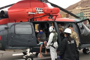 Con unidades marítimas y aéreas Armada evacua personas atrapadas en playa sin acceso terrestre en el norte Con unidades marítimas y aéreas Armada evacua personas atrapadas en playa sin acceso terrestre en el norte