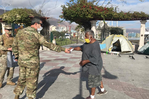 Servidores de la Cuarta Zona Naval sanitizan plaza “Slava” y entregan elementos de protección personal