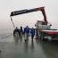 Armada participa de operativo para extraer vehículos del mar en Puerto Natales
