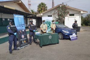 Policía Marítima en conjunto con personal OS-7 de Carabineros realizan operativo antidrogas en Arica Policía Marítima en conjunto con personal OS-7 de Carabineros realizan operativo antidrogas en Arica