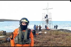 Jornada de montaje de la cruz en Bahía Fortescue