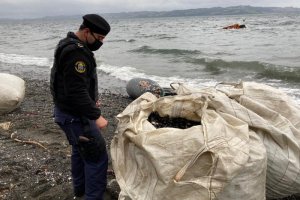 Camión se hundió en el mar en Isla Lemuy Camión se hundió en el mar en Isla Lemuy