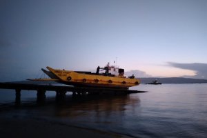 Barcaza varó en el puerto de Queilen