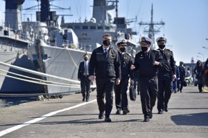 Ministro Desbordes conoció en terreno capacidades y quehacer de la Armada Ministro Desbordes conoció en terreno capacidades y quehacer de la Armada