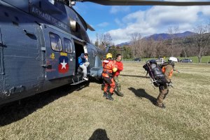 Helicóptero de la Armada evacuó con vida a 4 jóvenes extraviados en Aguas Blancas en la comuna de Alto Bío Bío Helicóptero de la Armada evacuó con vida a 4 jóvenes extraviados en Aguas Blancas en la comuna de Alto Bío Bío