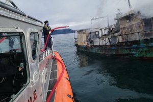 Armada apoyó incendio de lancha a motor "Manutara" Armada apoyó incendio de lancha a motor "Manutara"