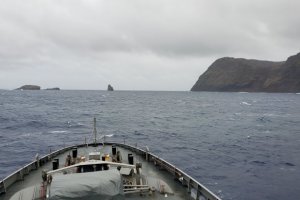 Patrullero "Comandante Toro" realizó tareas de control, vigilancia y relevos en Rapa Nui Patrullero "Comandante Toro" realizó tareas de control, vigilancia y relevos en Rapa Nui