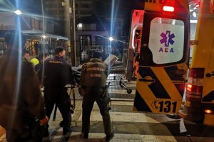 Autoridad Marítima de Valdivia rescató a mujer que cayó a las aguas del Río Calle Calle Autoridad Marítima de Valdivia rescató a mujer que cayó a las aguas del Río Calle Calle