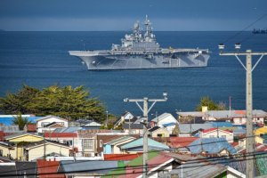 Portahelicópteros de los Estados Unidos navega por el Estrecho de Magallanes Portahelicópteros de los Estados Unidos navega por el Estrecho de Magallanes