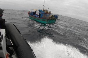 Armada sorprende a cuatro pesqueros extranjeros dentro de la Zona Económica Exclusiva Armada sorprende a cuatro pesqueros extranjeros dentro de la Zona Económica Exclusiva