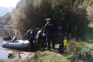 Armada apoya rebusca de joven desaparecido en Lago Los Palos tras accidente de tránsito Armada apoya rebusca de joven desaparecido en Lago Los Palos tras accidente de tránsito