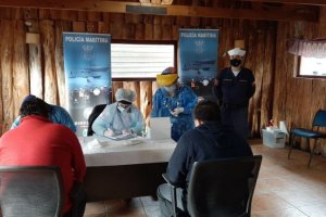 Se realizó operativo preventivo de exámenes PCR para usuarios marítimos en Calbuco Se realizó operativo preventivo de exámenes PCR para usuarios marítimos en Calbuco