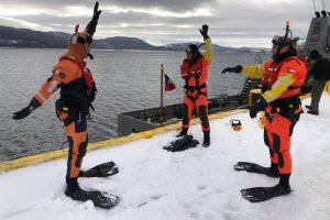 Nadadores de rescate realizan entrenamiento en Puerto Williams Nadadores de rescate realizan entrenamiento en Puerto Williams