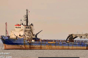 Armada monitorea embarcación a la deriva en Estrecho de Magallanes Armada monitorea embarcación a la deriva en Estrecho de Magallanes