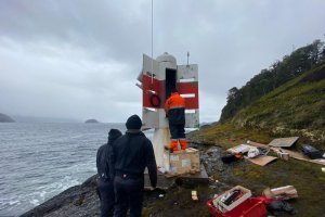 Especialistas en Faros del Centro Zonal de Puerto Montt finalizaron instalación de equipos para una navegación más segura Especialistas en Faros del Centro Zonal de Puerto Montt finalizaron instalación de equipos para una navegación más segura