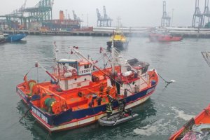 Personal de Guardia de la Capitanía de Puerto de San Antonio en conjunto con Bomberos controlan incendio de lancha pesquera Personal de Guardia de la Capitanía de Puerto de San Antonio en conjunto con Bomberos controlan incendio de lancha pesquera