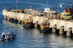 Personal Naval de la Capitanía de Puerto de Quintero rescató a 3 personas desde Playa Ritoque Personal Naval de la Capitanía de Puerto de Quintero rescató a 3 personas desde Playa Ritoque