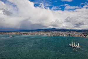 BE “Esmeralda” y BE "Juan Sebastián De Elcano" se unen para dar inicio a la conmemoración de los 500 años del descubrimiento del Estrecho de Magallanes