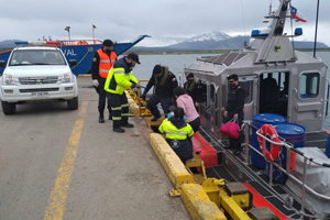 Personal de la Armada evacuó a residente de Puerto Edén Personal de la Armada evacuó a residente de Puerto Edén