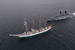 Armada realiza misa flotante en Bahía Fortescue para conmemorar los 500 años del Estrecho de Magallanes