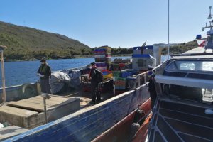 Patrullaje conjunto entre Personal Naval y Sernapesca permitió incautar 3,2 toneladas de erizo en área de Aysén Patrullaje conjunto entre Personal Naval y Sernapesca permitió incautar 3,2 toneladas de erizo en área de Aysén