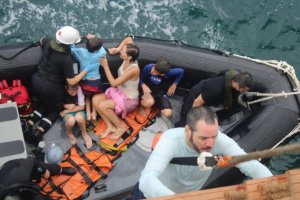 Petrolero "Montt" rescató a 6 personas tras volcarse yate en la bahía de Panamá