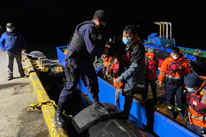 Autoridad Marítima de Puerto Natales coordinó el rescate de 22 personas desde centro de cultivo