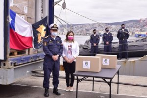 Barcaza “Chacabuco” zarpó a Isla de Pascua con más de 600 cajas de alimentos suplementarios y kit de adultos mayores entregados por el Estado Barcaza “Chacabuco” zarpó a Isla de Pascua con más de 600 cajas de alimentos suplementarios y kit de adultos mayores entregados por el Estado