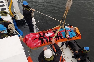 Armada realiza evacuación de emergencia desde Caleta Ayacara Armada realiza evacuación de emergencia desde Caleta Ayacara