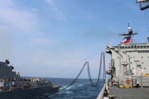 Petrolero "Montt" reaprovisiona unidades de la Marina de Estados Unidos en alta mar Petrolero "Montt" reaprovisiona unidades de la Marina de Estados Unidos en alta mar