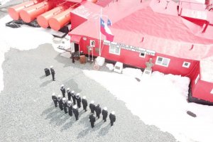 Base Naval Antártica “Arturo Prat” y Capitanía de Puerto "Soberanía" conmemoraron el 53° aniversario del rescate aeronaval en Isla Decepción Base Naval Antártica “Arturo Prat” y Capitanía de Puerto "Soberanía" conmemoraron el 53° aniversario del rescate aeronaval en Isla Decepción