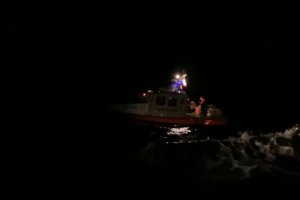 Amplio operativo permitió el rescate de 5 pescadores que naufragaron frente a Faro Corona Amplio operativo permitió el rescate de 5 pescadores que naufragaron frente a Faro Corona