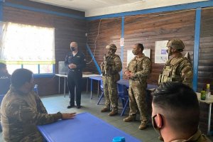 Jefe de Defensa de la Región de Valparaíso visitó a personal desplegado en la ruta 68 Jefe de Defensa de la Región de Valparaíso visitó a personal desplegado en la ruta 68