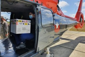 Helicóptero Naval trasladó a Chiloé primer cargamento de vacunas contra el Covid-19 Helicóptero Naval trasladó a Chiloé primer cargamento de vacunas contra el Covid-19