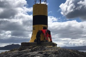 Tercera Zona Naval realiza mantenimiento a señalización marítima en canales autrales Tercera Zona Naval realiza mantenimiento a señalización marítima en canales autrales