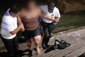 Mujer en peligro de inmersión fue rescatada en Iquique Mujer en peligro de inmersión fue rescatada en Iquique