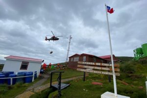 Patrullero "Marinero Fuentealba" realizó reaprovisionamiento y relevos de personal en faros Evangelistas y Diego Ramírez Patrullero "Marinero Fuentealba" realizó reaprovisionamiento y relevos de personal en faros Evangelistas y Diego Ramírez