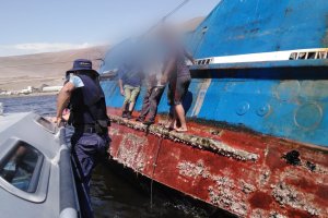 Autoridad Marítima de Arica rescató a 5 tripulantes desde una embarcación pesquera Autoridad Marítima de Arica rescató a 5 tripulantes desde una embarcación pesquera