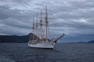 Dotación del Buque Escuela “Esmeralda” realizó visita a Caleta Wulaia Dotación del Buque Escuela “Esmeralda” realizó visita a Caleta Wulaia