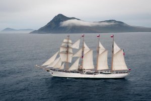 Navegación del Buque Escuela "Esmeralda" por el Cabo de Hornos se realizó a vela Navegación del Buque Escuela "Esmeralda" por el Cabo de Hornos se realizó a vela
