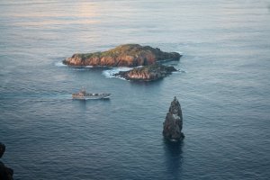 Barcaza “Chacabuco” arribó a Rapa Nui con carga en apoyo al territorio insular Barcaza “Chacabuco” arribó a Rapa Nui con carga en apoyo al territorio insular