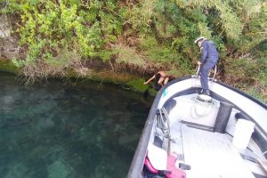 Armada apoyó rescate de persona atrapada en roqueríos del Estero Compu en Queilen